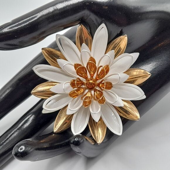 Vintage 1966 Sarah Coventry Water Lily Brooch White Enamel Gold Tone - Picture 3 of 10